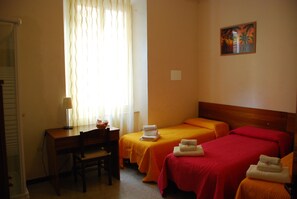 Een bureau, een strijkplank/strijkijzer, babybedden, gratis wifi