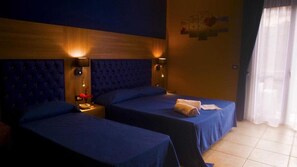 Quarto triplo luxo | Cofres nos quartos, escrivaninha, quartos à prova de som
