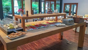 Free daily buffet breakfast