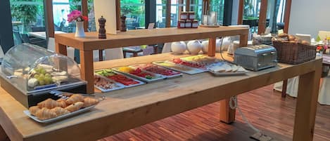 Free daily buffet breakfast
