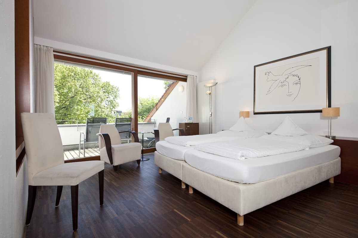 comfort double room | 1 bedroom, individually decorated, individually furnished, desk