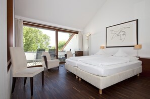 Comfort Double Room | Individually decorated, individually furnished, desk, blackout curtains - Romantik Hotel Johanniter-Kreuz (Ueberlingen)