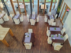 A dining area with multiple tables and chairs, arranged in a circular pattern. - Romantik Hotel Johanniter-Kreuz (Ueberlingen)