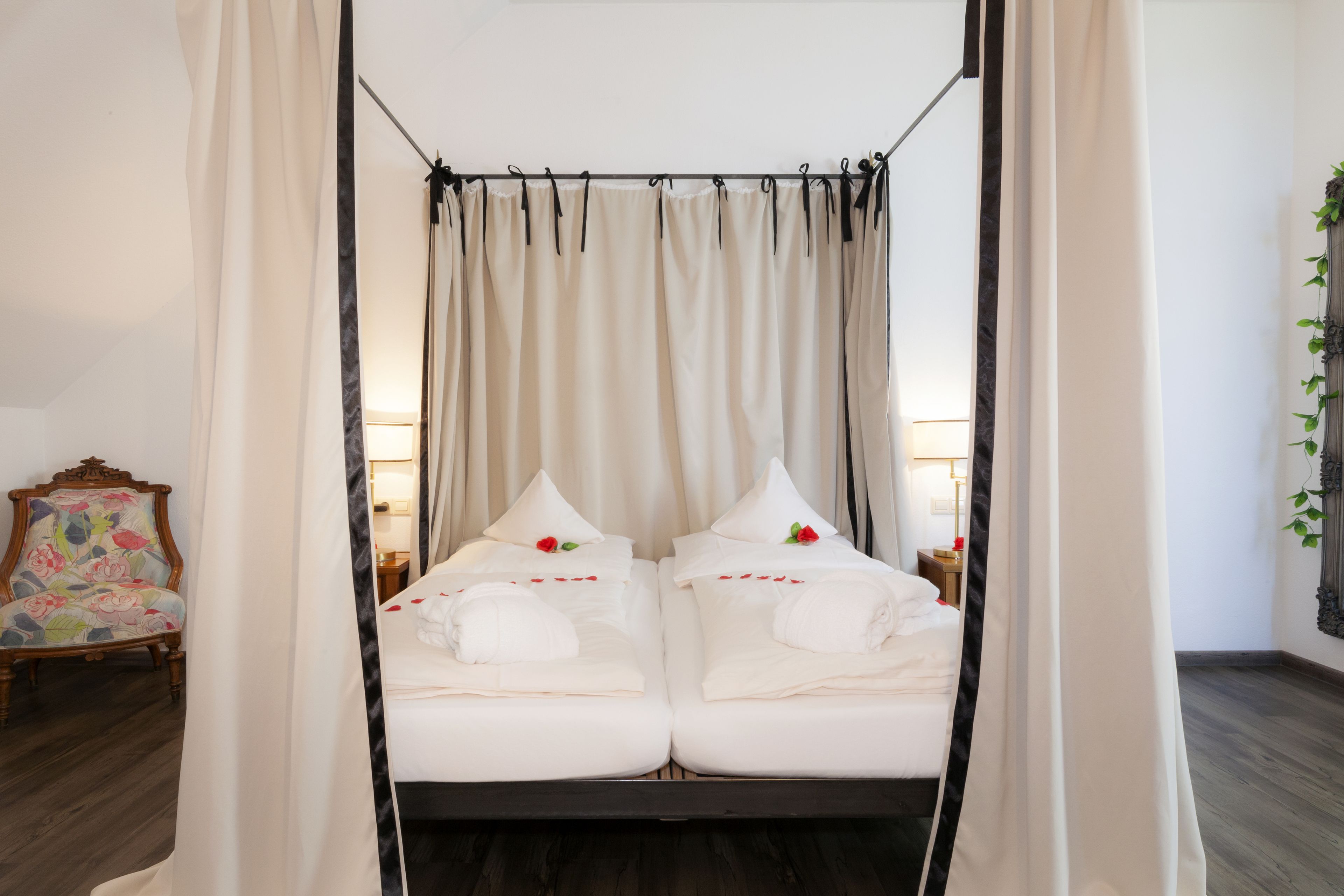 Suite Confort | Decoración personalizada, muebles diferentes y escritorio 