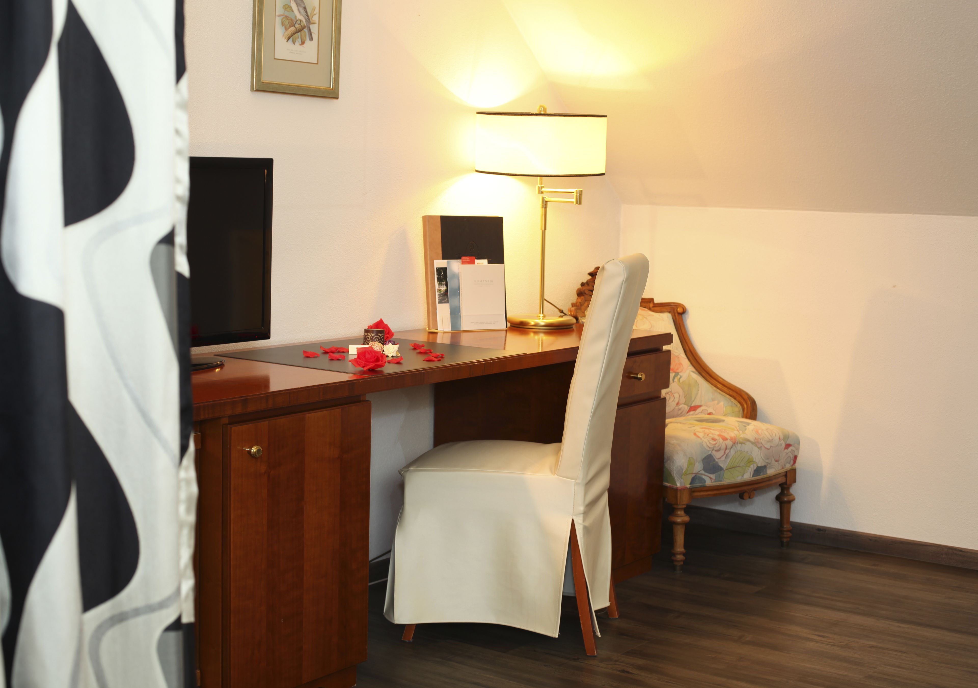 comfort suite | 1 bedroom, individually decorated, individually furnished, desk