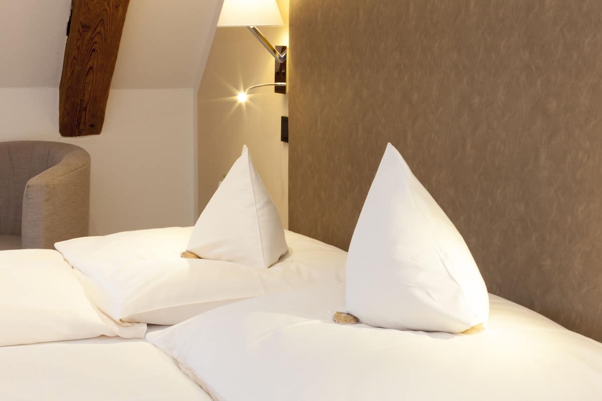 economy double room | 1 bedroom, individually decorated, individually furnished, desk