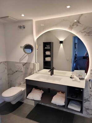Dusche, Haartrockner, Bademäntel, Handtücher