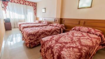 Triple Room, Private Bathroom (4) | Down duvets, free WiFi, bed sheets