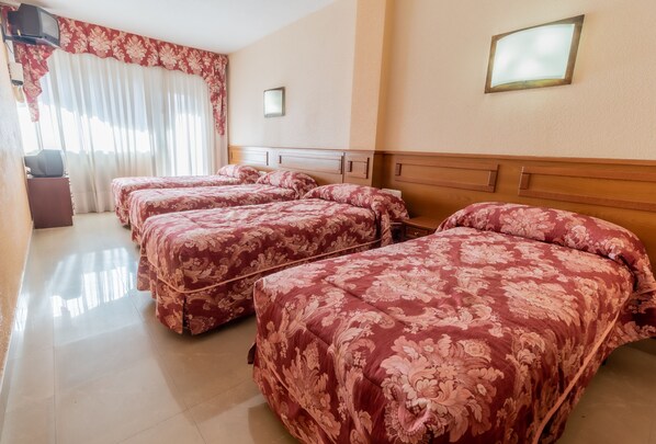 トリプルルーム 専用バスルーム (4) | 羽毛の掛け布団、WiFi (無料)、ベッドシーツ