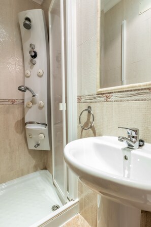 Twin Room, Private Bathroom | Bathroom
