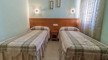Habitación con 2 camas individuales, baño privado | Edredones de plumas, wifi gratis, ropa de cama