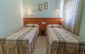 Chambre avec lits jumeaux, salle de bains privée | Couette en duvet d'oie, Wi-Fi gratuit, draps fournis