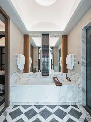 Combined shower/bathtub, designer toiletries, bathrobes, slippers - Rosewood Munich (Munich)