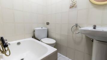 Eenpersoonskamer, privébadkamer | Badkamer | Handdoeken, toiletpapier