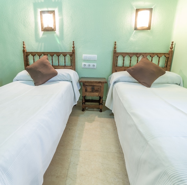 Chambre avec lits jumeaux, salle de bains commune | Wi-Fi gratuit, draps fournis