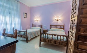 Chambre triple, salle de bains commune | AccĂšs au Wi-Fi (inclus), literie fournie