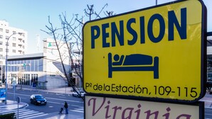 Señal de un hostal llamado 'Virginia' con números de contacto.