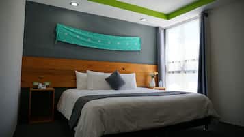 Habitación superior | Escritorio, tabla de planchar con plancha, wifi gratis y ropa de cama