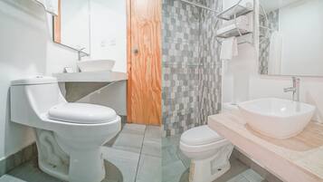 Standardzimmer, 2 Doppelbetten | Badezimmer | Dusche, kostenlose Toilettenartikel, Haartrockner, Handtücher