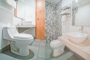 Ducha, artículos de tocador gratuitos, secador de pelo, toallas