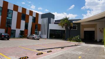 Vista frontal de la propiedad