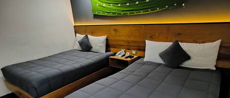 Escritorio, tabla de planchar con plancha, wifi gratis y ropa de cama