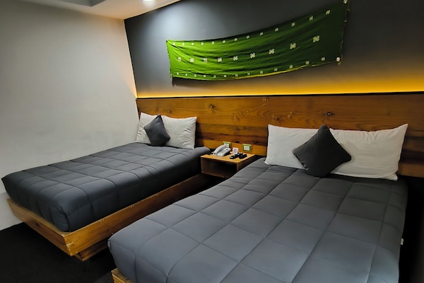 Escritorio, tabla de planchar con plancha, wifi gratis y ropa de cama