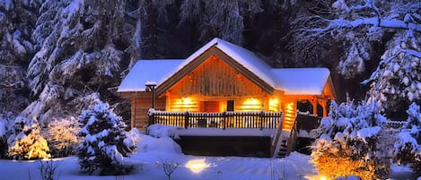 Casa de árbol familiar | Ropa de cama de alta calidad, minibar, escritorio y insonorización