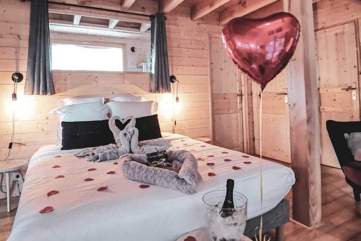 Exklusiv trädkoja | 1 sovrum, sängtillbehör av högsta kvalitet, minibar och skrivbord