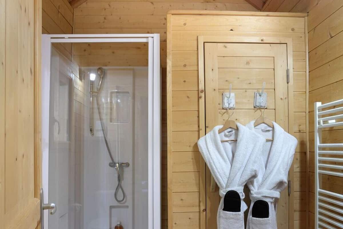 Trädkoja Comfort | Badrum | Dusch, gratis toalettartiklar, hårtork och tofflor