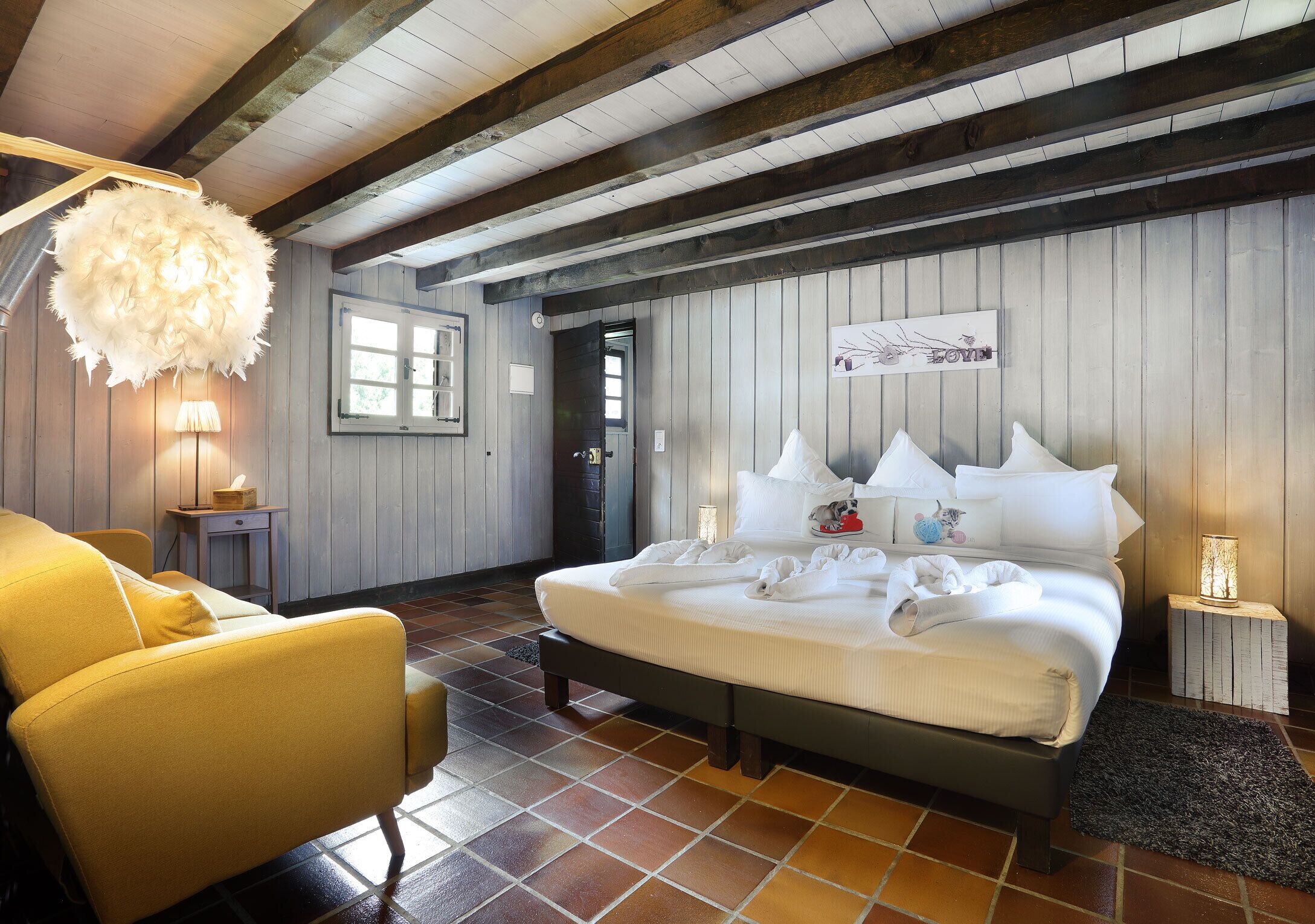 Ropa de cama de alta calidad, minibar y escritorio 