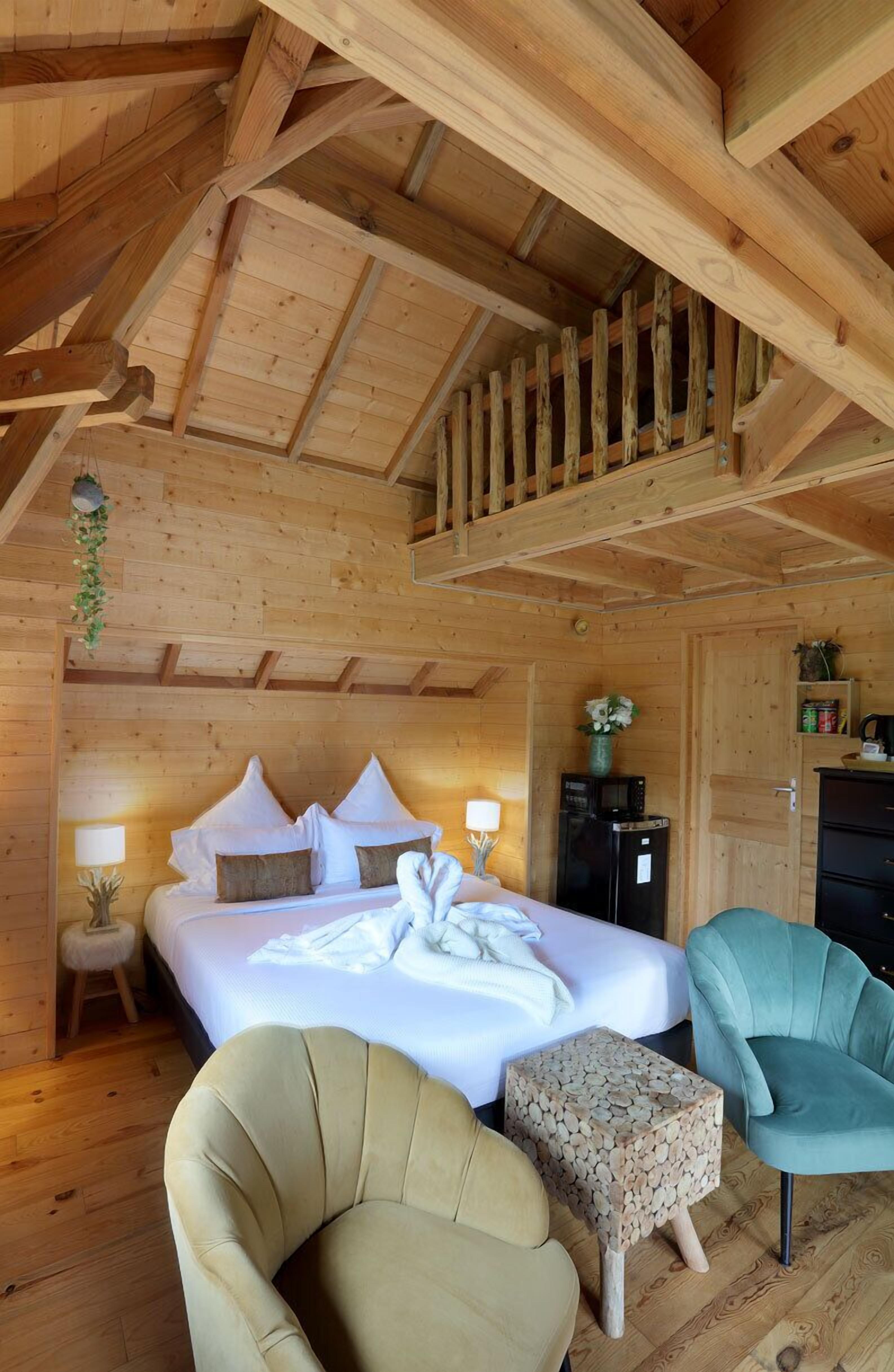 Comfort Tree House | Premium bedding, minibar, desk, soundproofing