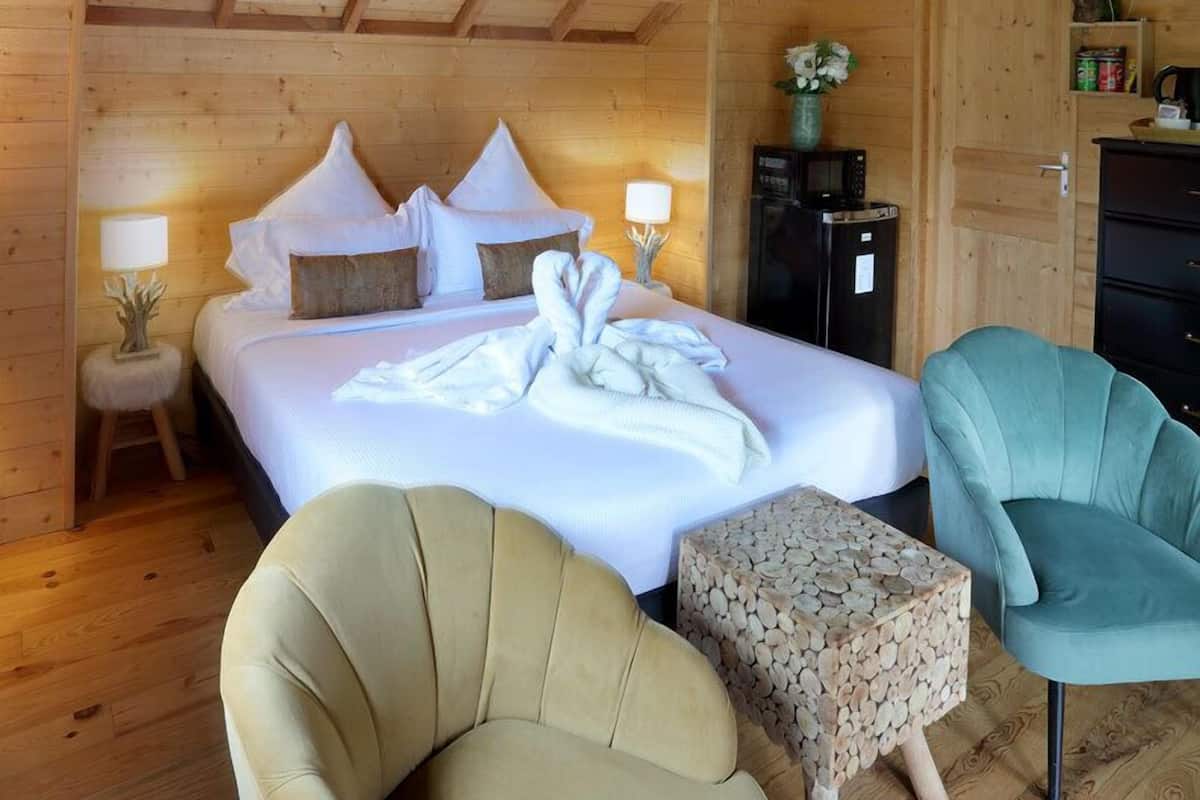 Comfort Tree House | Premium bedding, minibar, desk, soundproofing