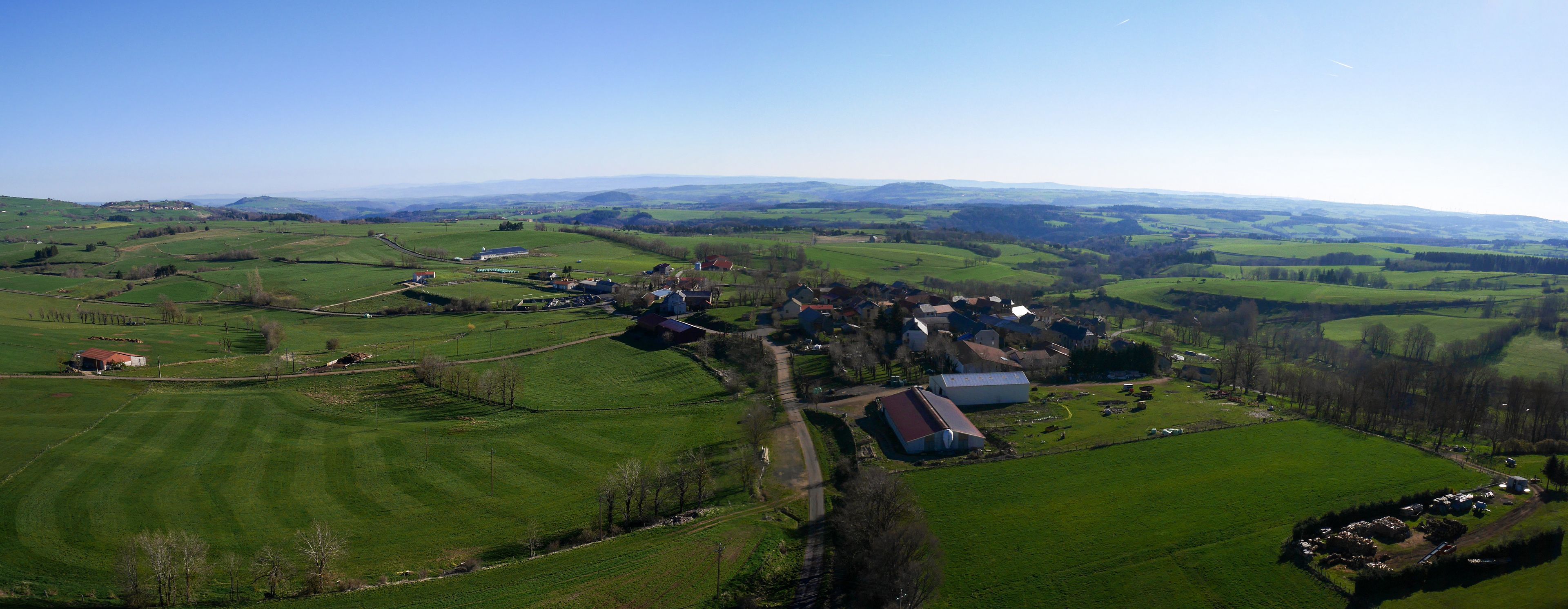Vista aérea de una zona rural con campos, casas y un pequeño grupo de edificios.