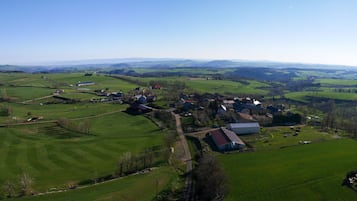 Vista aérea de una zona rural con campos, casas y un pequeño grupo de edificios.