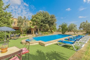 สระว่ายน้ำกลางแจ้ง, เก้าอี้อาบแดดริมสระ