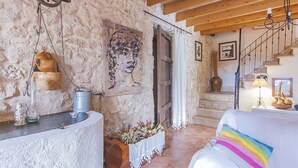 Villa, 4 chambres, piscine privée | Coin séjour | Télévision à écran plat, lecteur de DVD