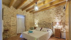 Villa, 4 chambres, piscine privée | 4 chambres, coffres-forts dans les chambres, rideaux occultants