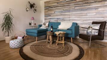 Comfort Condo, 2 Bedrooms, Accessible, Kitchen | Living room | Flat-screen TV, DVD player, toys, books