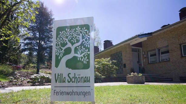 Schild für die Wohnanlage Villa Schönau.