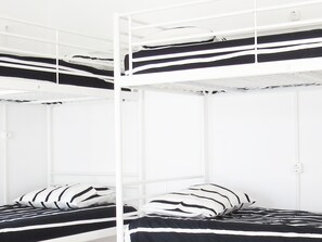 Bed in 8-Bed Mixed Dormitory Room | Tabla de planchar con plancha, wifi gratis y ropa de cama 