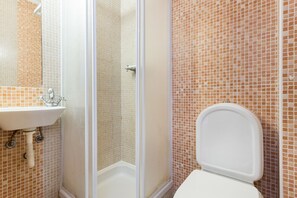 Bathroom - The 17 Hostel (Lagos)