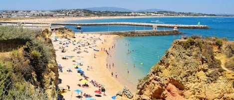 Una spiaggia nelle vicinanze