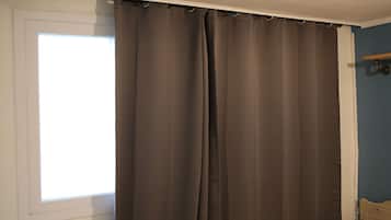 3 bedrooms, desk, iron/ironing board, WiFi (free)