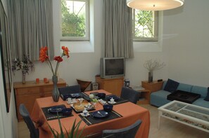 Superior-Apartment, 2 Schlafzimmer (Chiostro) | Essbereich im Zimmer