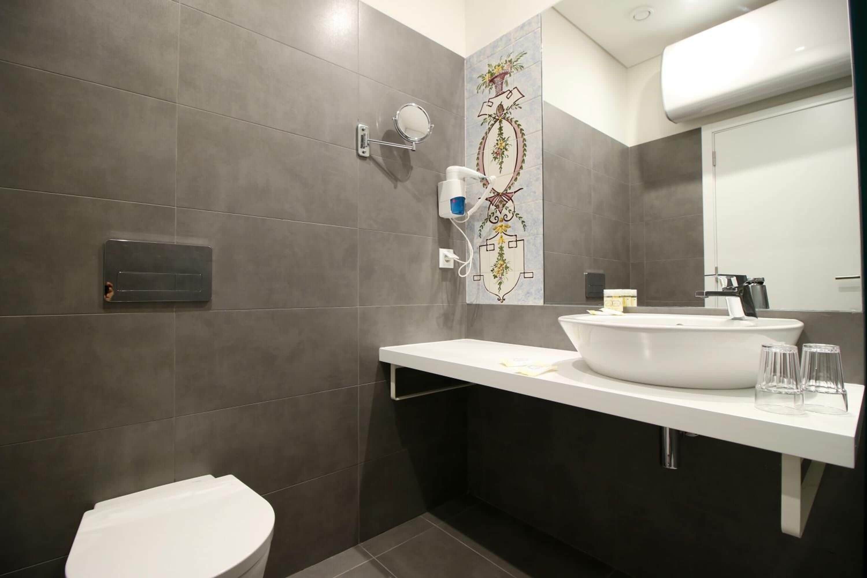 standard double or twin room | bathroom | shower, free toiletries, hair dryer, towels