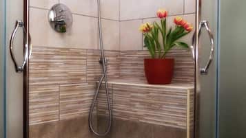 Douche, douche à « effet pluie », sÚche-cheveux, serviettes fournies