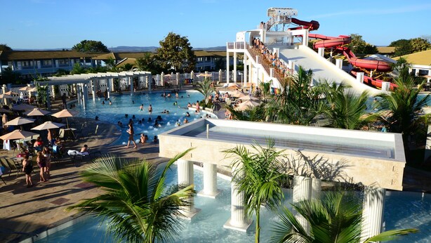 Una piscina techada, una piscina al aire libre