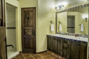 Familie villa, 2 slaapkamers | Badkamer | Een douche, handdoeken, shampoo