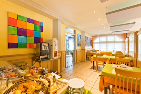 Desayuno buffet todos los días (con cargo). Hotel Restaurant Bellevue
